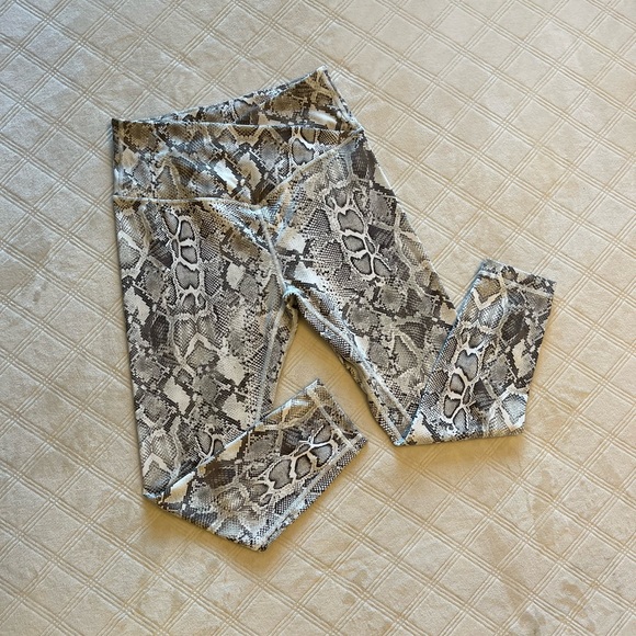 Victoria’s Secret Sport Leggings Leopard - Picture 4 of 6